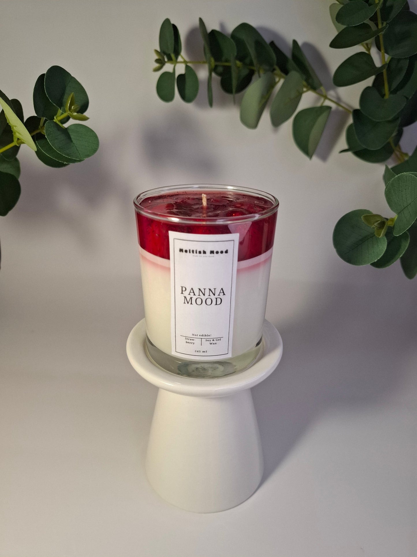 Panna cotta deserto žvakės imitacija. Braškių panakota žvakė. Meltish mood desertinės žvakės.