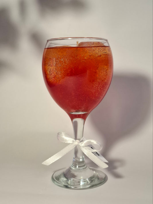 Žvakė taurėje. aperol spritz imitacija. Žvakė gėrimo imitacija. Žvakė gėrimas. Meltish mood žvakės.