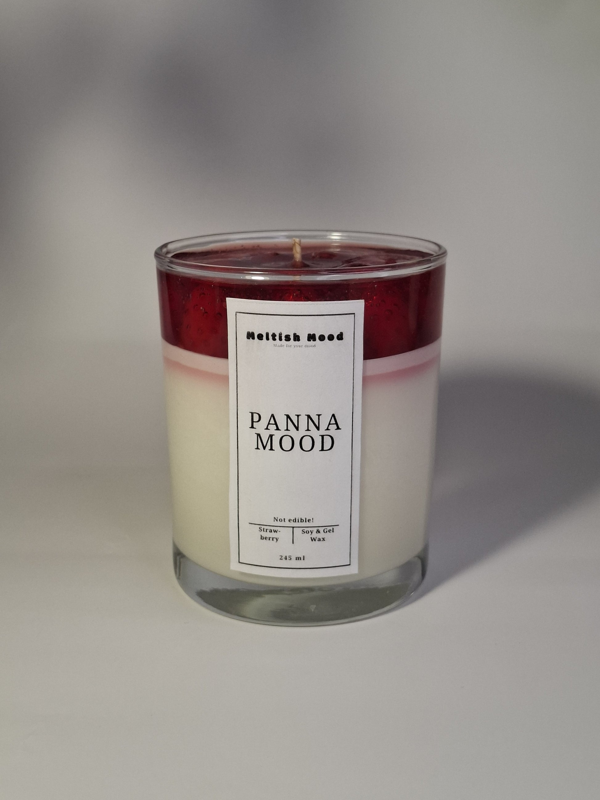 Panna cotta deserto žvakės imitacija. Braškių panakota žvakė. Meltish mood desertinės žvakės.