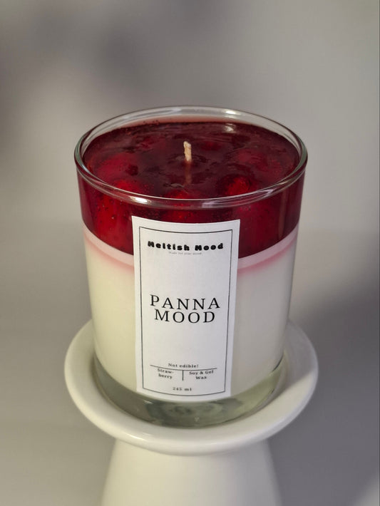 Panna cotta deserto žvakės imitacija. Braškių panakota žvakė. Meltish mood desertinės žvakės.