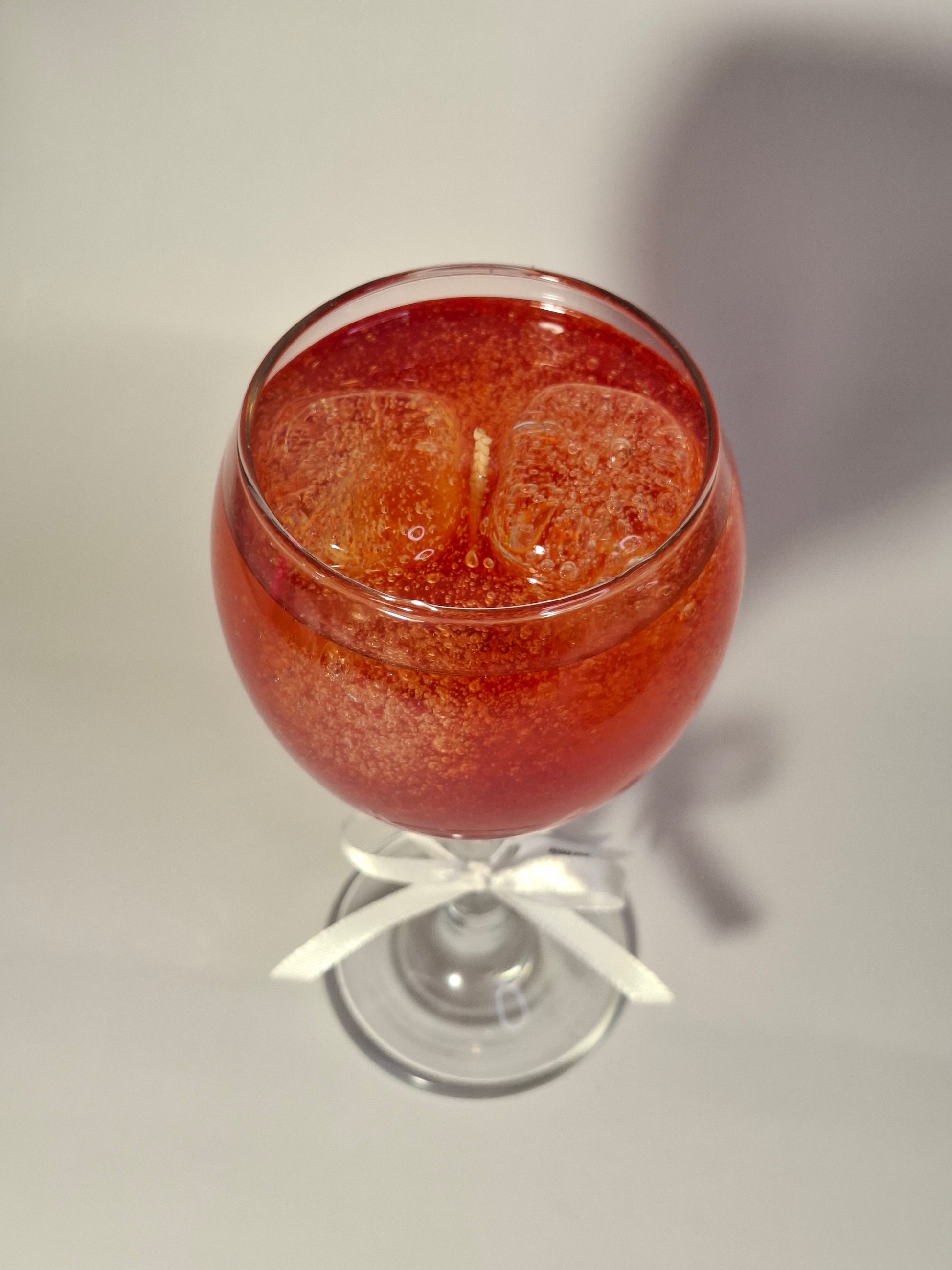 Žvakė taurėje. aperol spritz imitacija. Žvakė gėrimo imitacija. Žvakė gėrimas. Meltish mood žvakės.