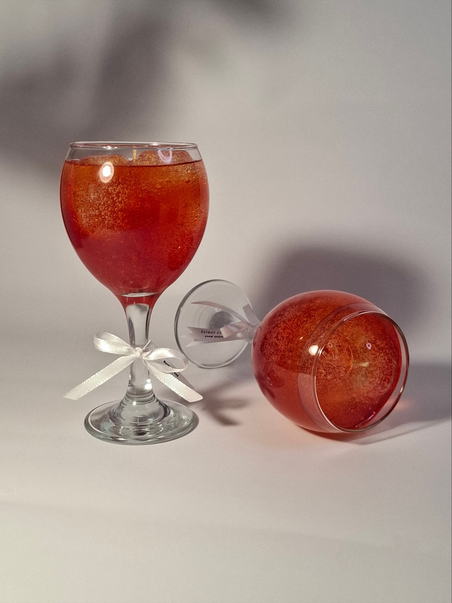Žvakė taurėje. aperol spritz imitacija. Žvakė gėrimo imitacija. Žvakė gėrimas. Meltish mood žvakės.